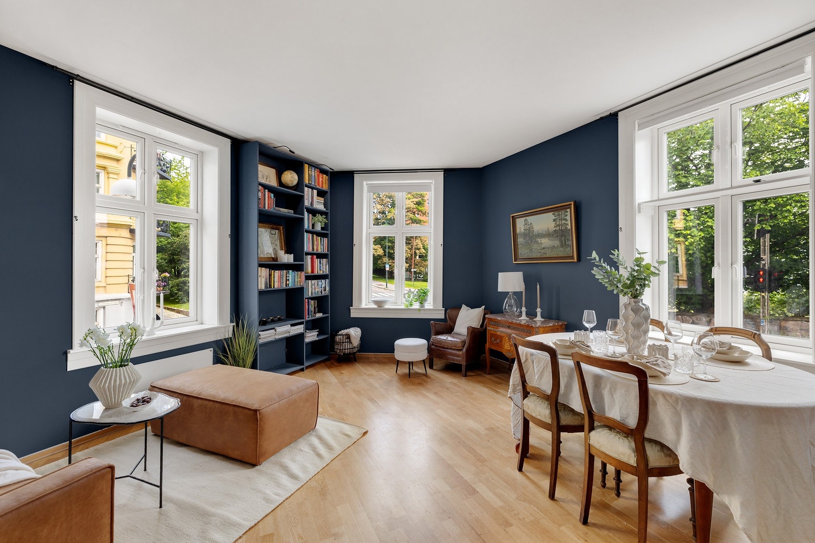 Stuen er meget romslig og har vinduer på 3 sider som gir rikelig med dagslys. Galleribilde