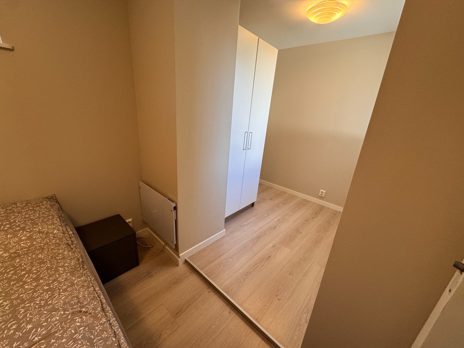 Garderobe inne i soverommet Galleribilde
