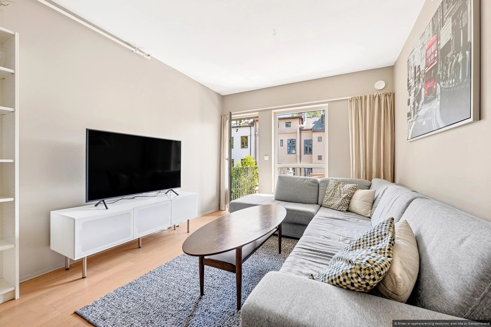 Stue og kjøkken er i åpen løsning Galleribilde