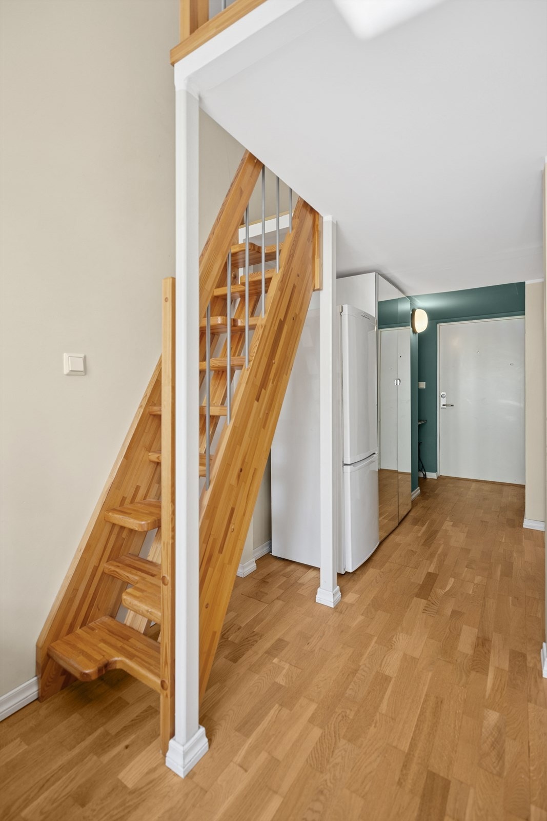 Fra kjøkken/stueområdet er det trapp som leder opp på romslig hems. Galleribilde