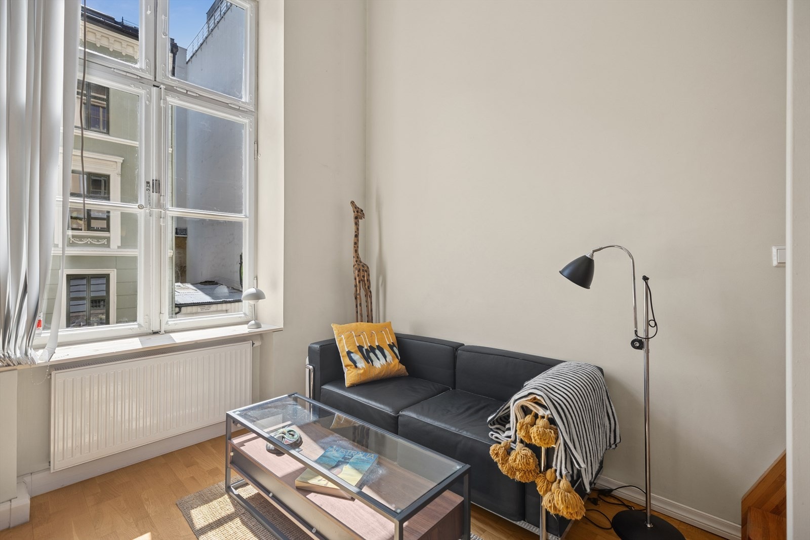 Leiligheten ligger i 2. etasje i klassisk, ærverdig bygg fra 1901. Galleribilde