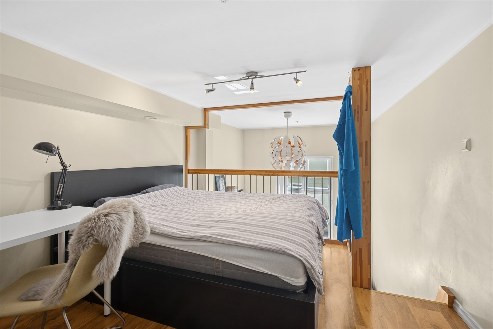 Her er det i dag innredet med seng og skrivepult for hjemmekontorløsning. Galleribilde