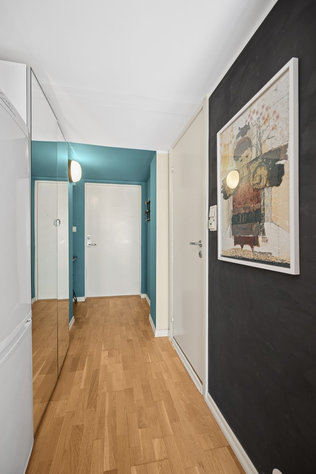 Det er godt med plass i gangen også til oppbevaring. Galleribilde