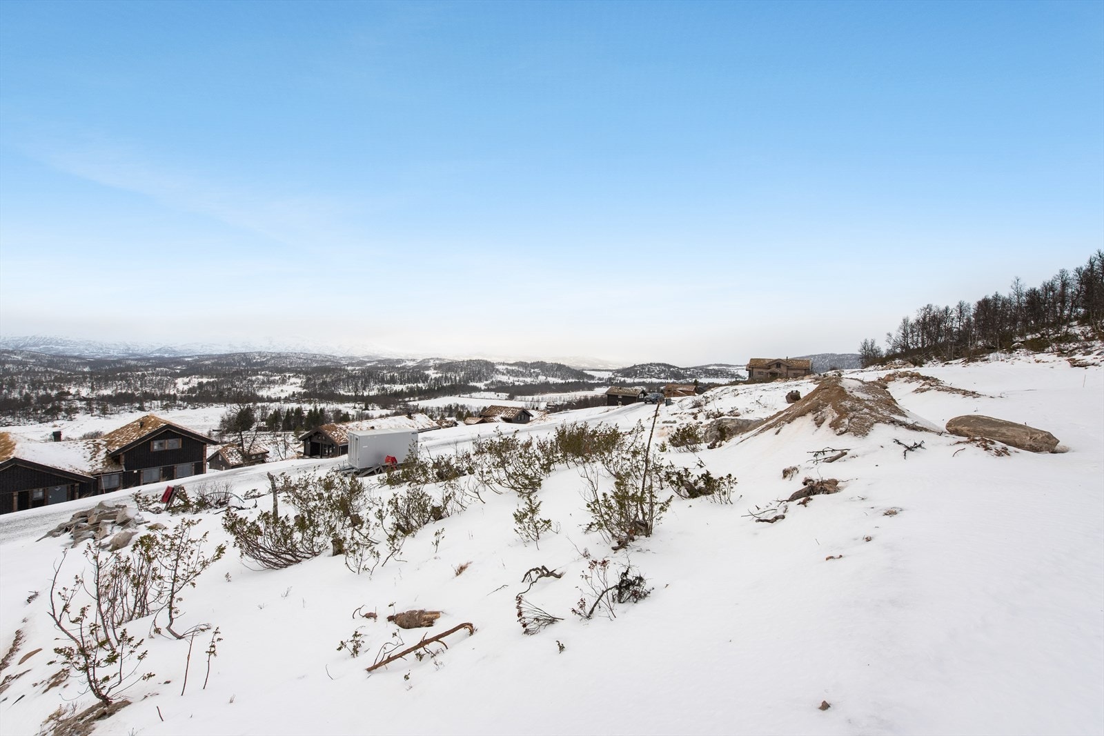 Her kan du nyte utsikten over starten på Hardangervidda og sørover mot Bykle. Galleribilde
