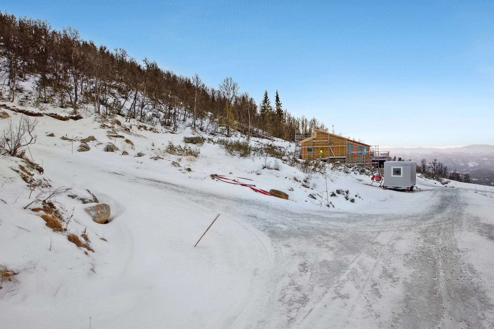 Med et areal på 1002 kvm og en tillatt bebygd arealprosent (BYA) på 24 %, gir tomten romslige muligheter til å realisere hyttedrømmen. Galleribilde