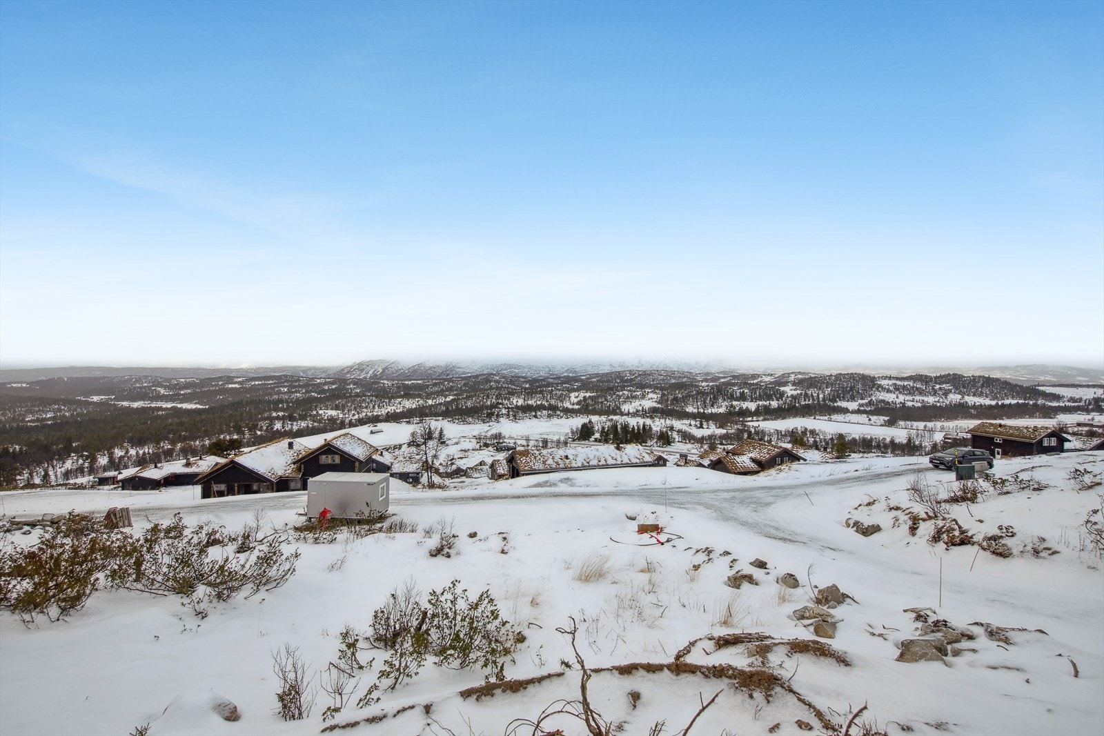 Tomten ligger øverst i feltet, med spektakulær utsikt. Galleribilde