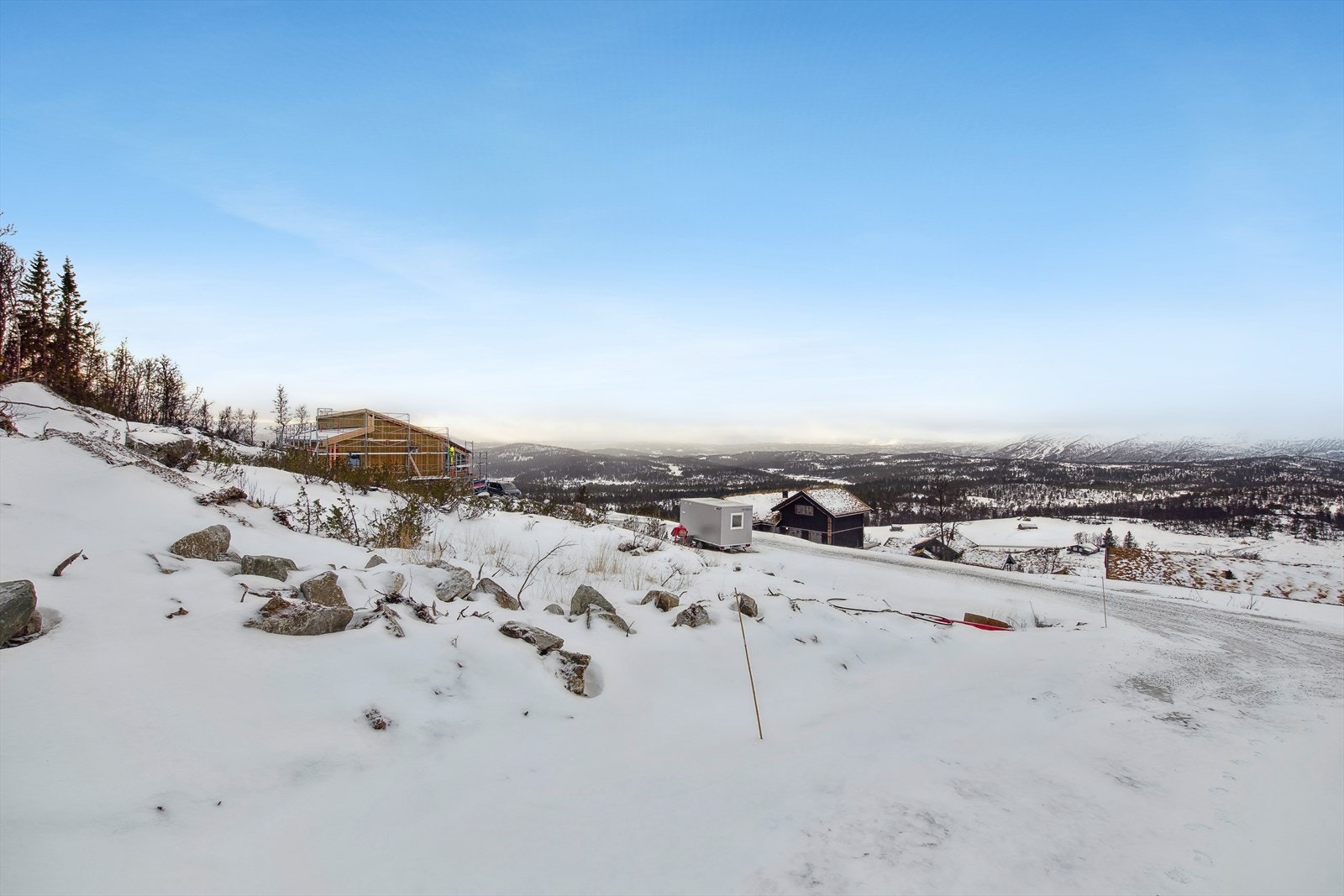 Her får du en sjelden mulighet til å bygge din drømmehytte med ski inn/ut til både alpinbakker og langrennsløyper. Tomten ligger i gangavstand til både Rauland Høgfjellshotell og Heishuset, noe som gjør den lett tilgjengelig for alle generasjoner. Galleribilde