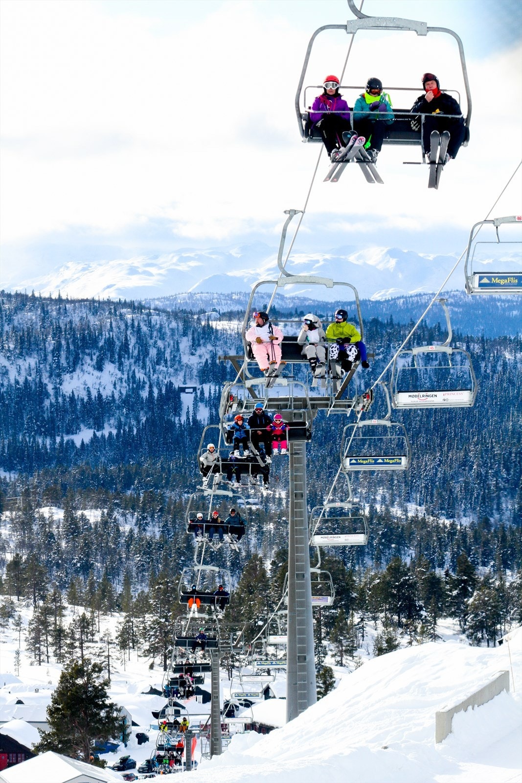 Rauland Skisenter har 12 ulike skiheiser som tar deg rundt i anlegget. Med et sterkt fokus på familier, tilbyr skisenteret nedfarter som passer for alle nivåer. Galleribilde