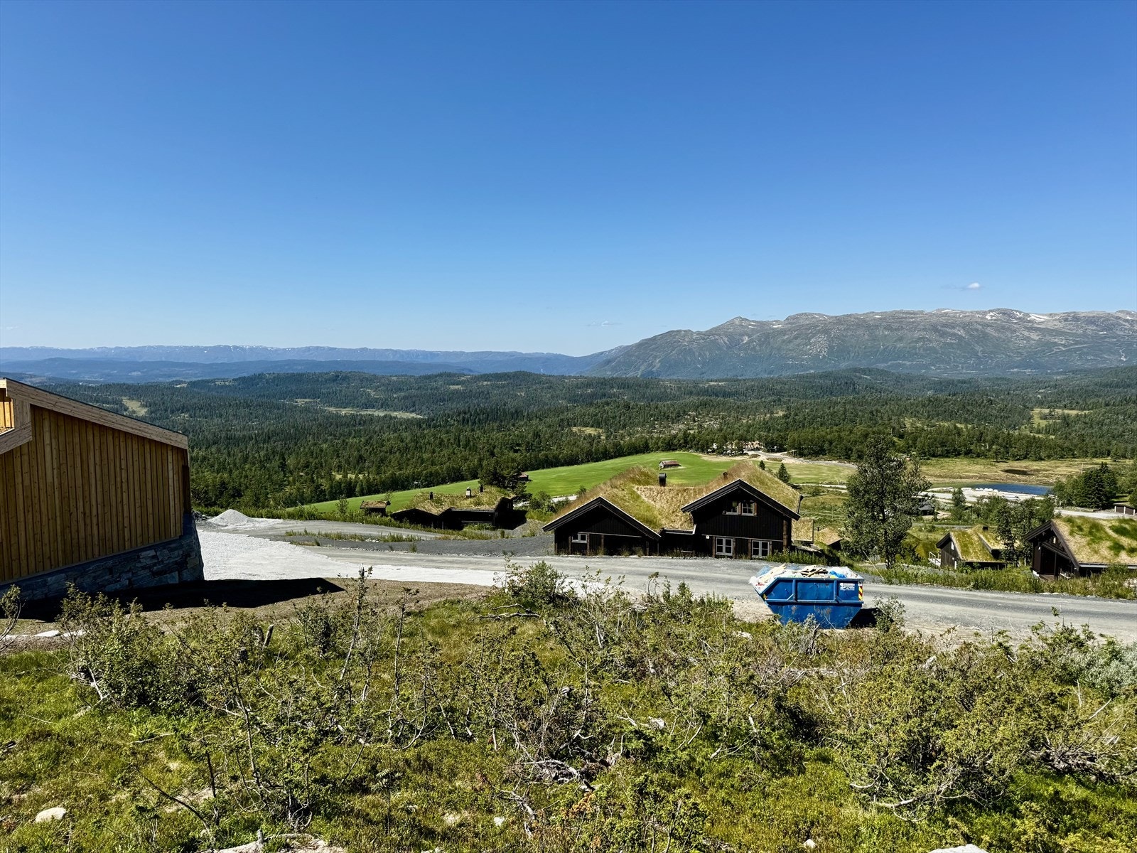 Her får du både utsikt og utløp for eventyr - langrennsløyper, alpinbakke og tursti rett utenfor døren! Maksimalt med utsyn - minimalt med innsyn. Nyt roen, naturen og friheten i idylliske omgivelser. Galleribilde