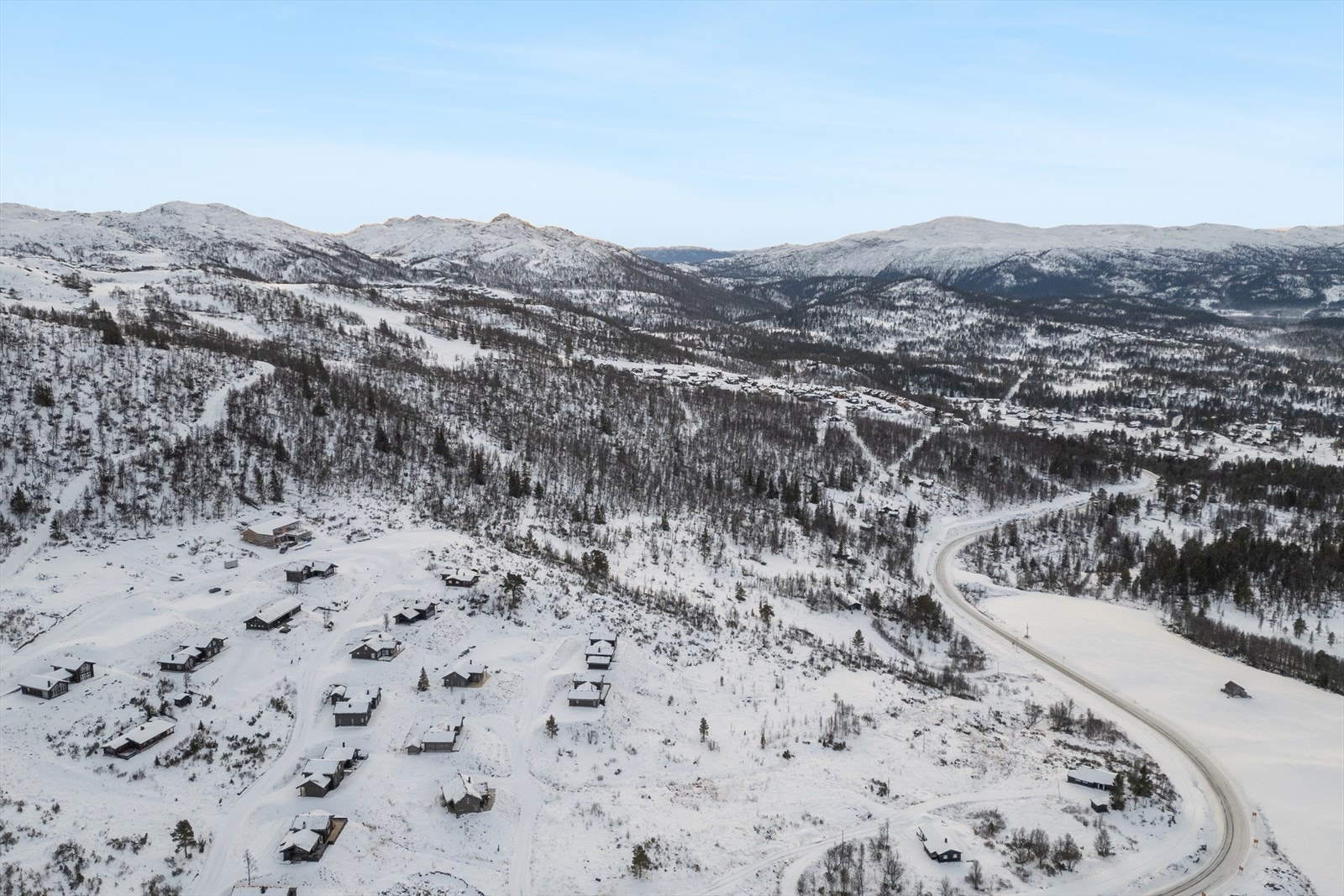 Beliggenheten gir umiddelbar tilgang til langrennsløyper, lysløype, vakre turområder og den naturskjønne Silkedalen. Galleribilde