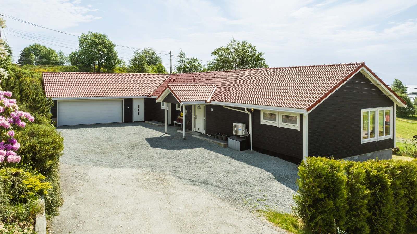 For parkering har boligen en garasje som måles til 38 kvm. og god plass ellers på tomt. Galleribilde