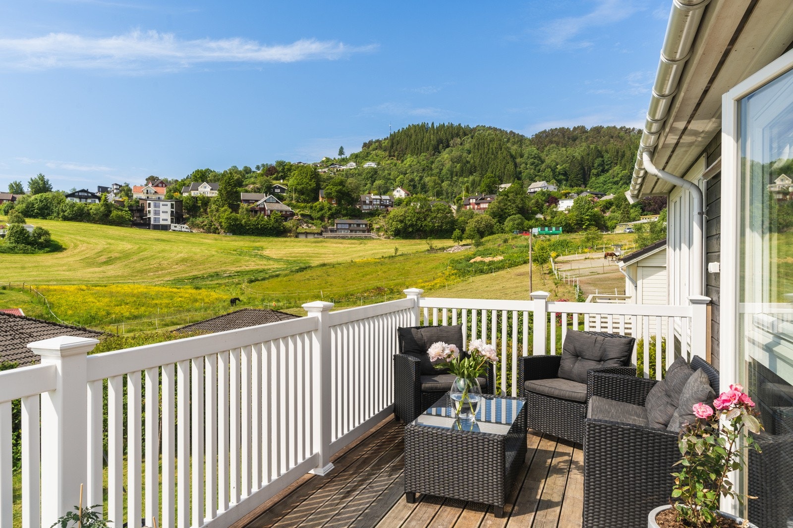 En har dermed svært god plass til en sofagruppe eller et spisebord og en grillsone. Galleribilde