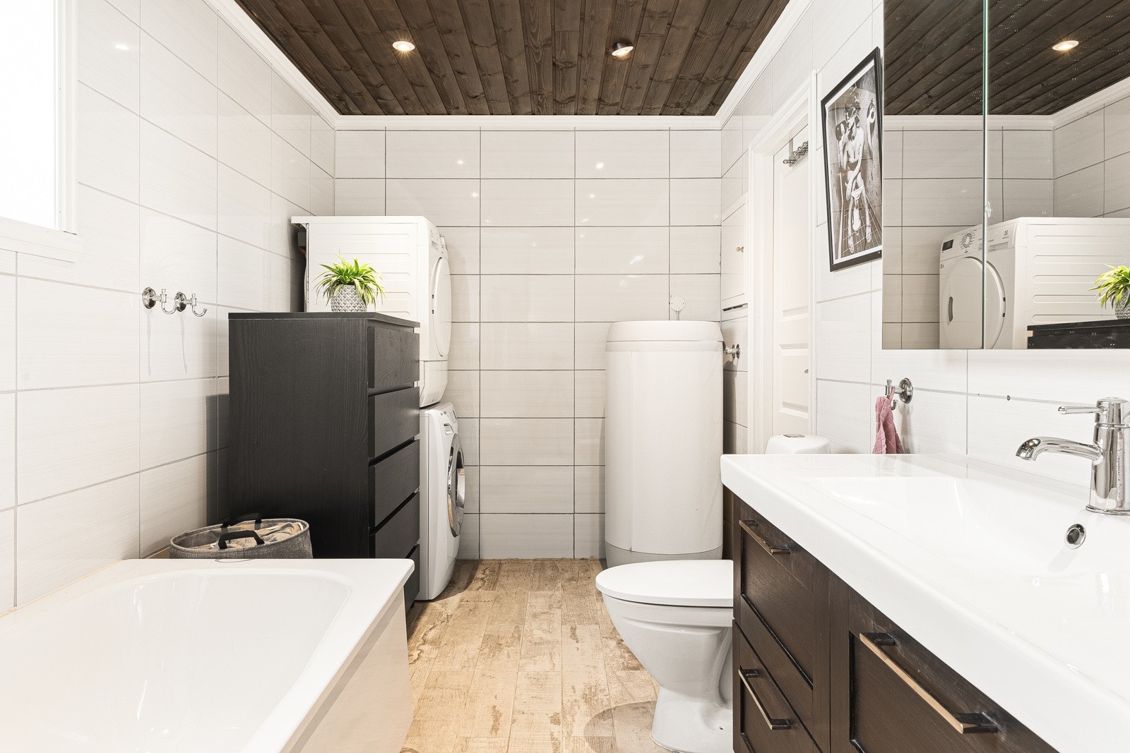 Badet fungerer også som et vaskerom og teknisk rom med opplegg for vaskemaskin, vannskap og varmtvannstank. Galleribilde