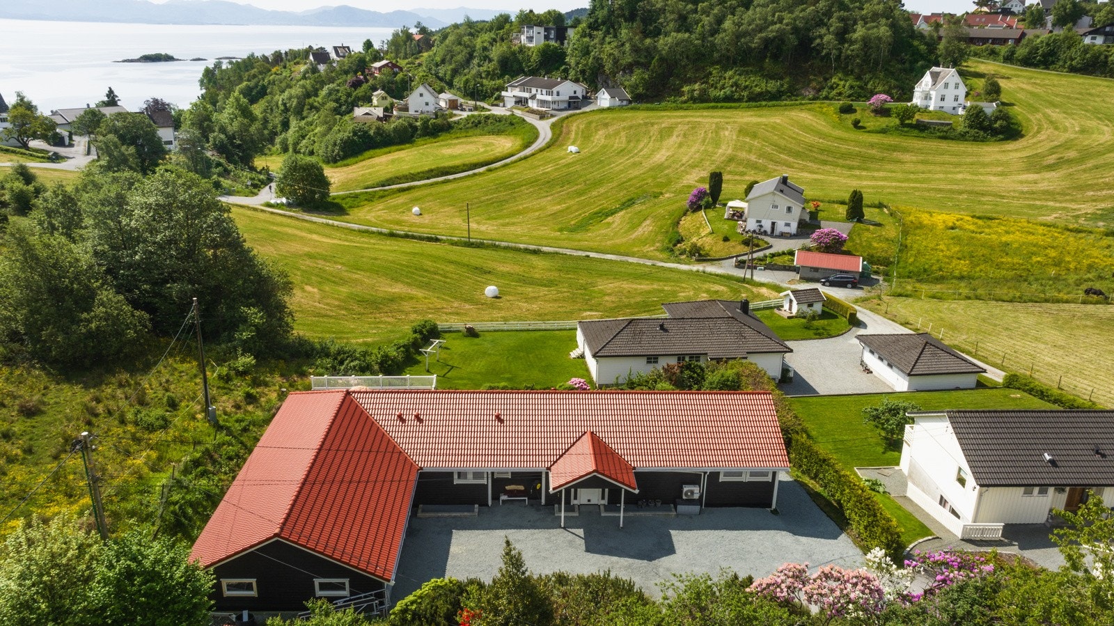 Boligen har en idyllisk og sentralt beliggenhet på Os. Galleribilde