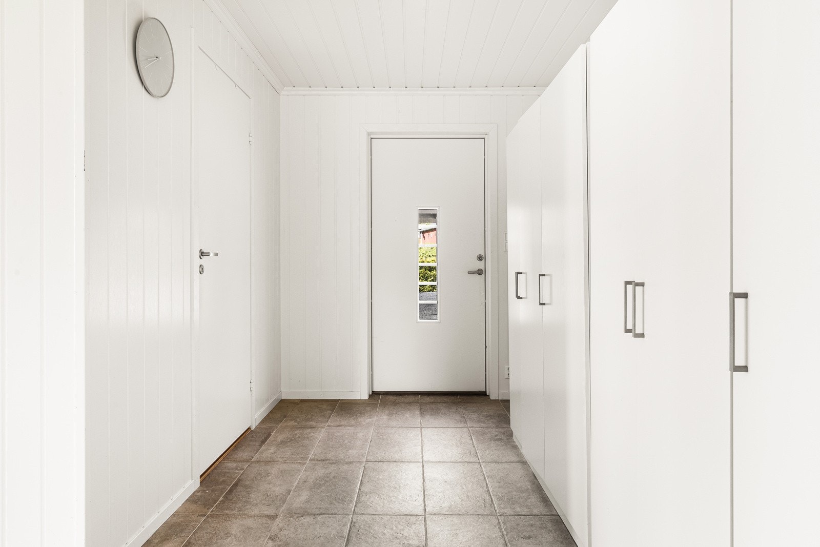 Hovedetasjen har også enda en inngang på andre siden av huset med flere garderobeskap for oppbevaring. Galleribilde