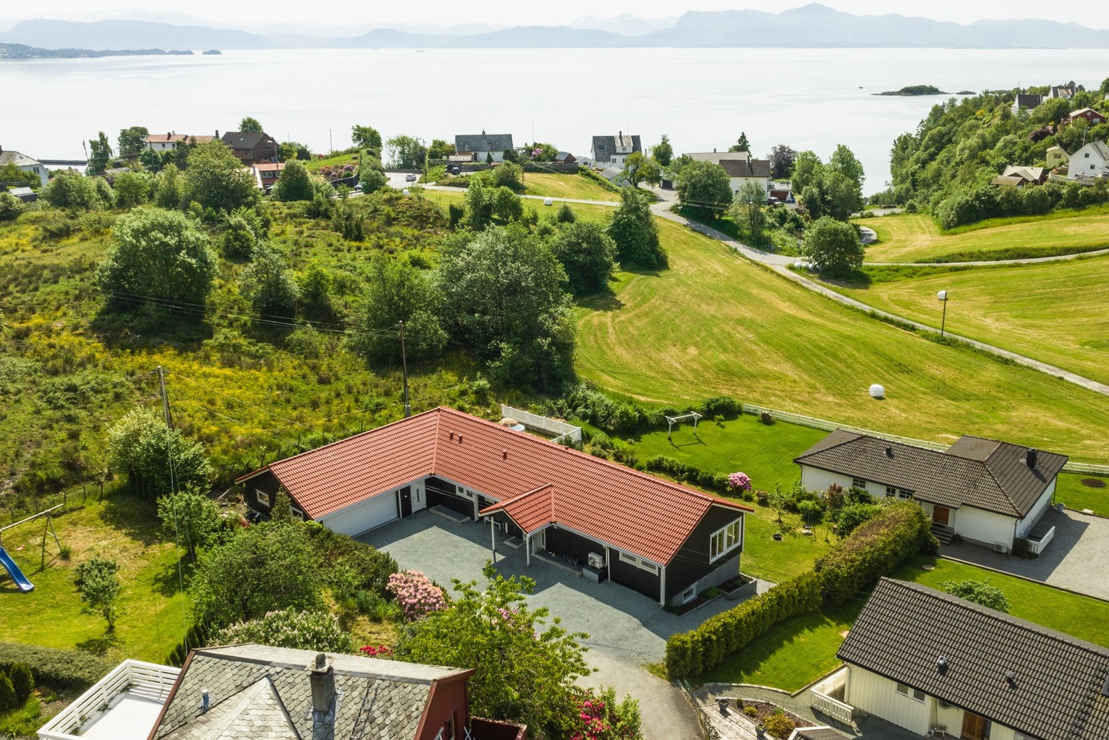 Det er kort vei til sjøen og badeplass. Galleribilde