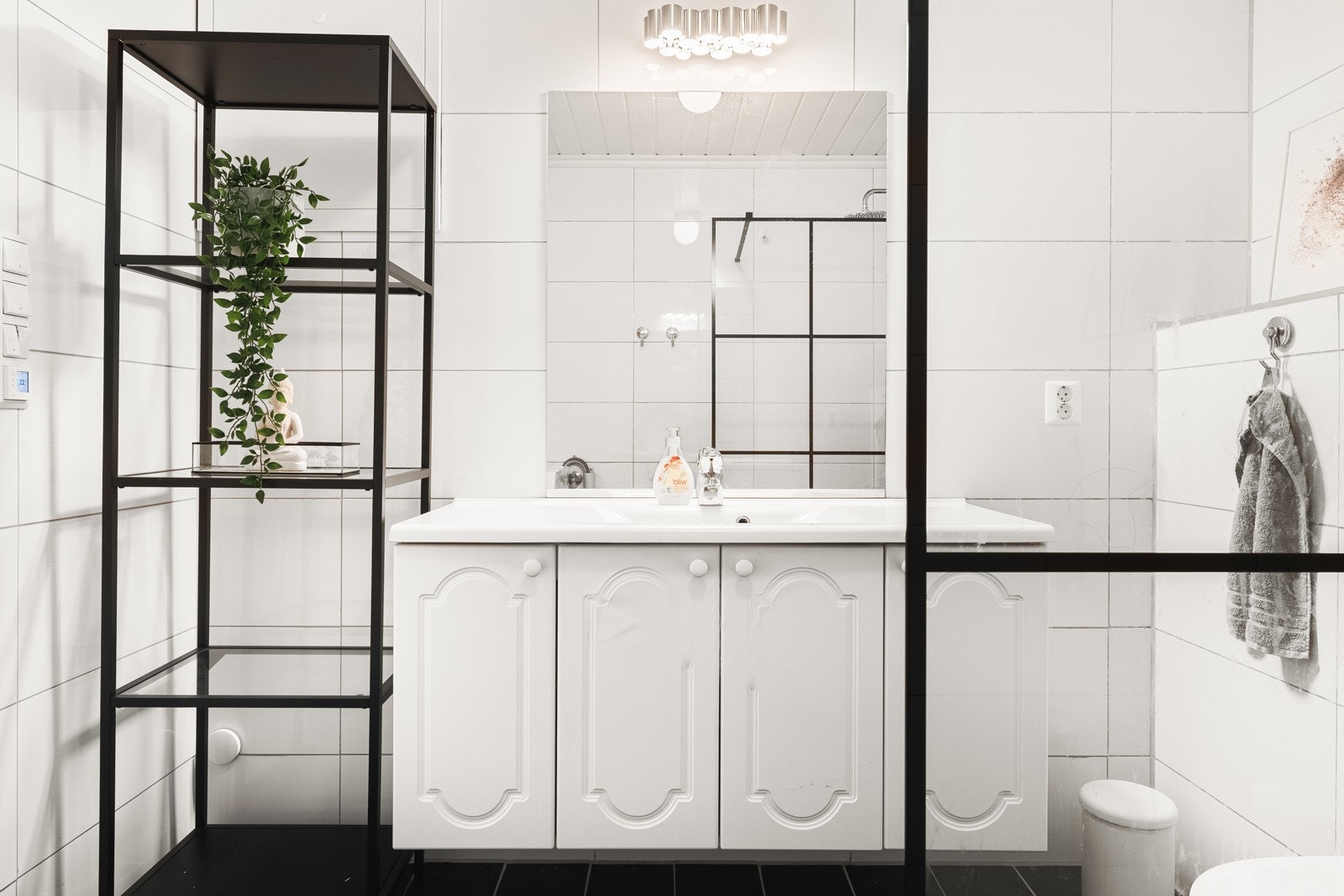 Det er innerdet med et vegghengt toalett, baderomsinnredning med underskap, speil og belysning og en dusj, samt at det er opplegg for vaskemaskin. Galleribilde