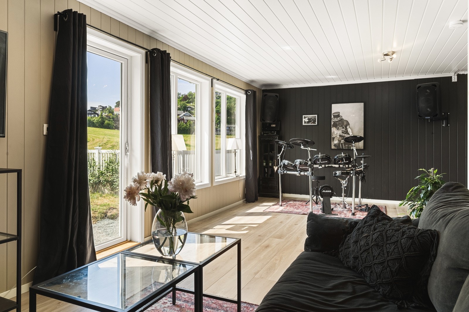 Stue nummer to måles til 29,6 kvm. og har god plass til å møblere med en sofakrok eller annet møblement. Galleribilde