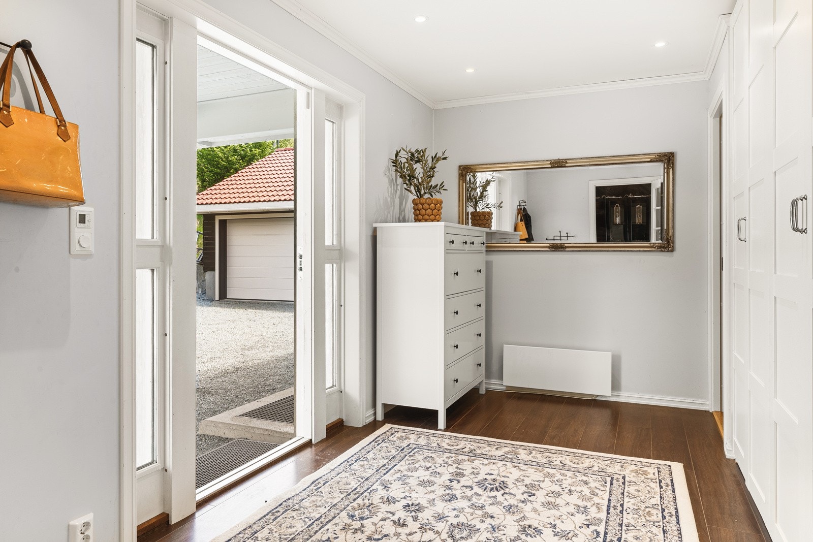 Entréen er av romslig størrelse og har godt med oppbevaringsplass til yttertøy og sko i en stor og praktisk garderobe. Galleribilde