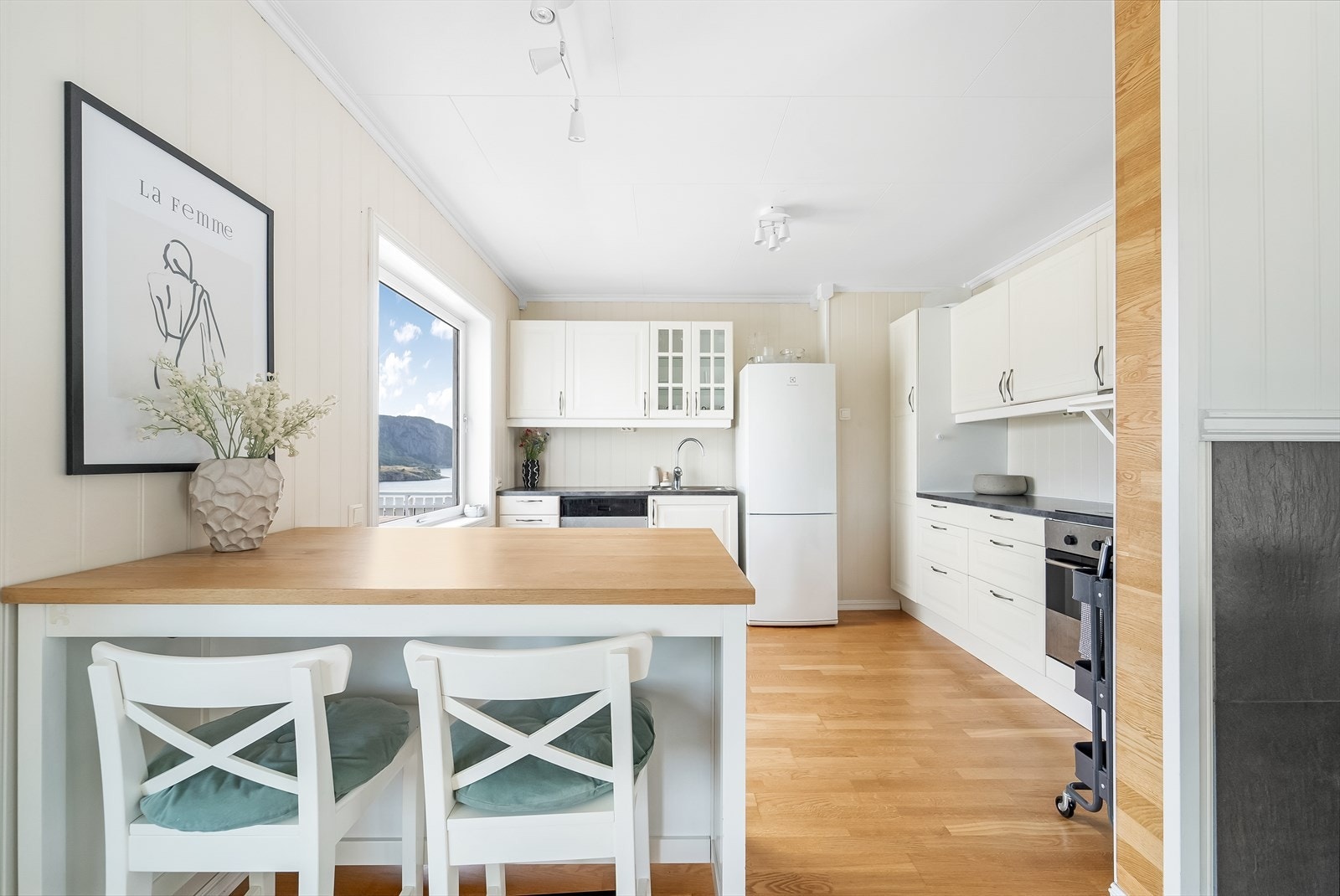 Kjøkkenets utforming gir rom for en god arbeidsplass. Galleribilde