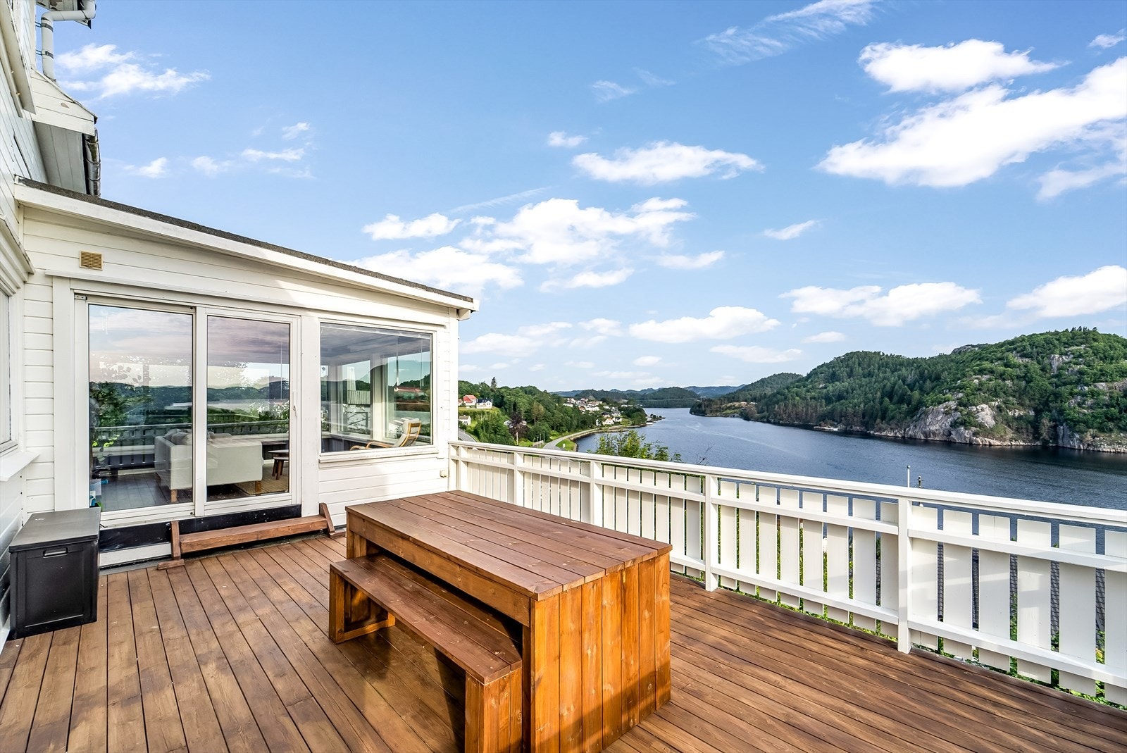 Nydelig utsikt fra flere hold. Fra hovedetasjen er det skyvedør ut til terrassen fra vinterhagen. Galleribilde