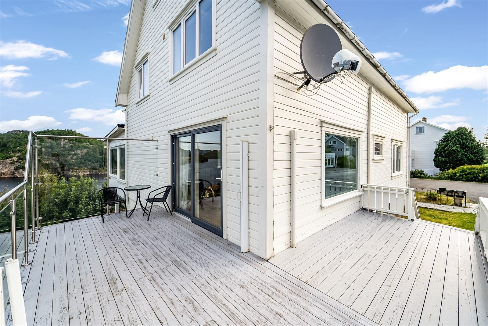 Boligen har flere terrasser rundt boligen, slik at man kan flytte seg etter vær og vind. Galleribilde