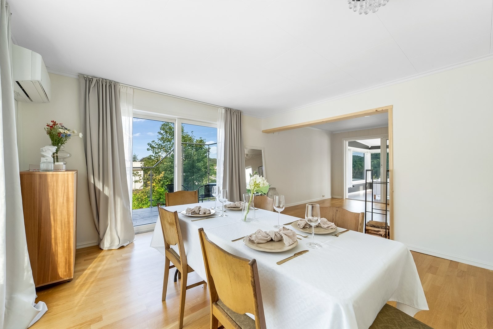 Stuen kan deles inn i 2 deler med en dagligstuedel og en spisestuedel. Galleribilde