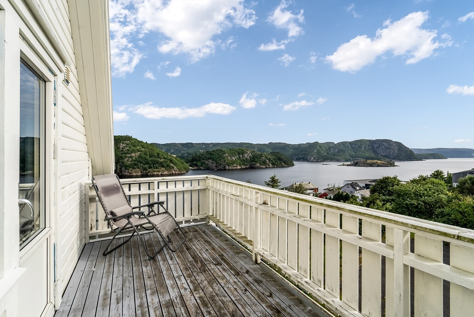 Stor balkong med utgang fra gang i 2. etasje. Galleribilde