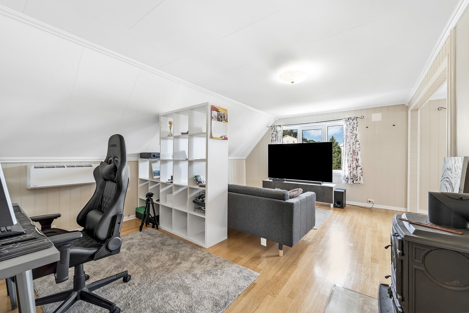 Varmepumpe og vedovn som oppvarming i loftstuen. Galleribilde