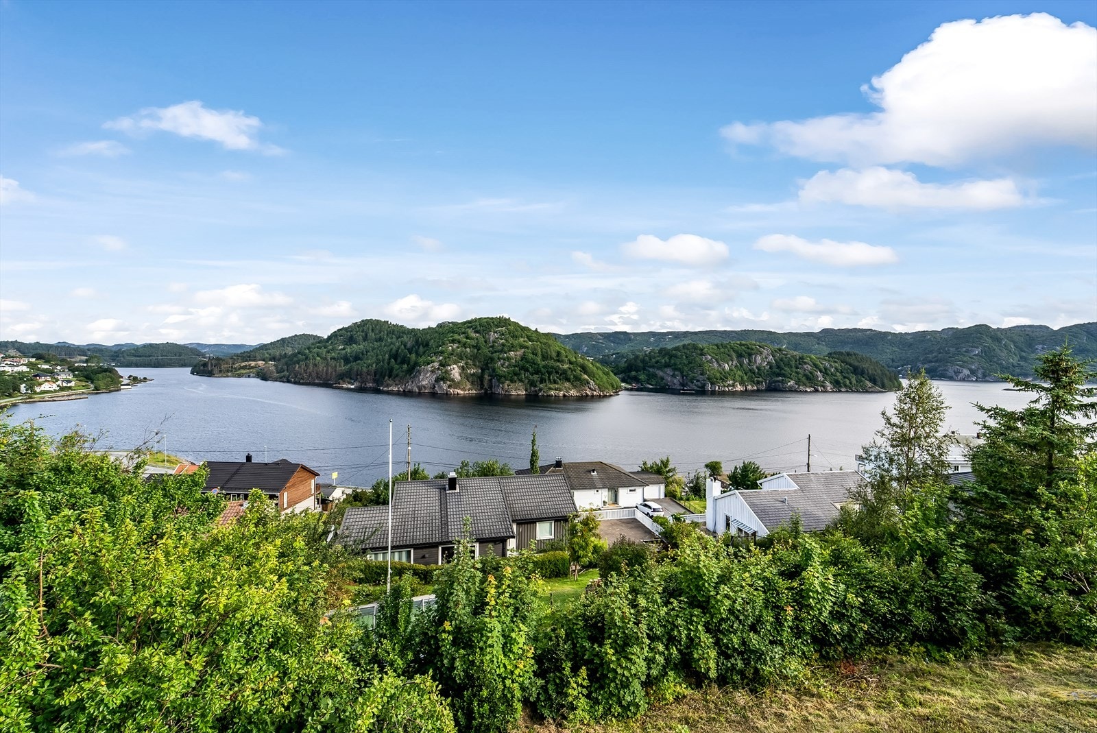 Fra eiendommen er det nydelig utsikt mot Kjørrefjord og ut Lyngdalsfjorden. Galleribilde