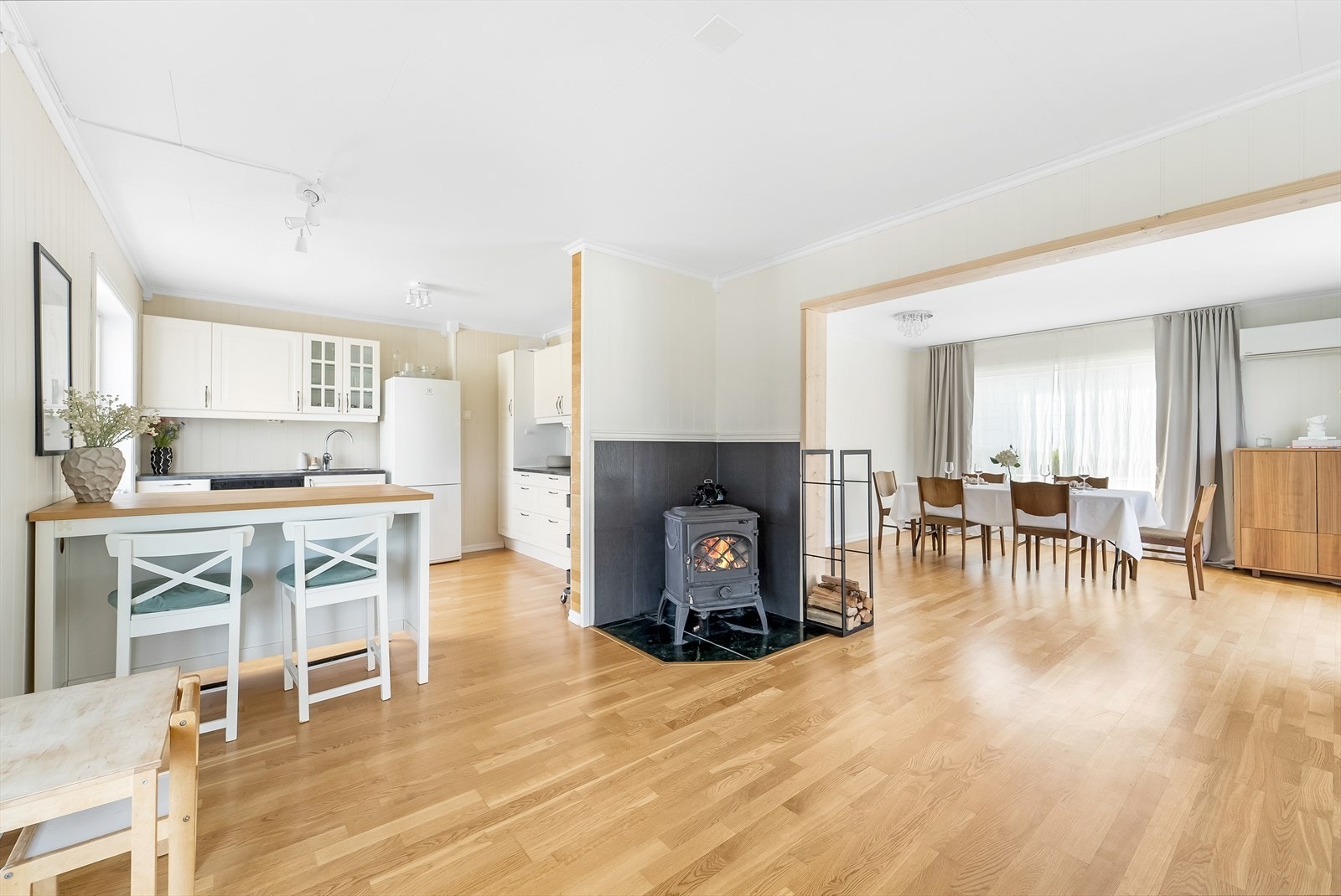 Kjøkkenet har en åpen, men naturlig avgrenset løsning fra stua. Galleribilde