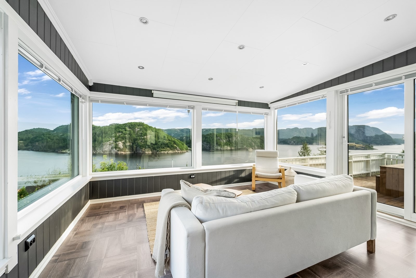 Vinterhagen har panoramautsikt mot fjorden. Galleribilde