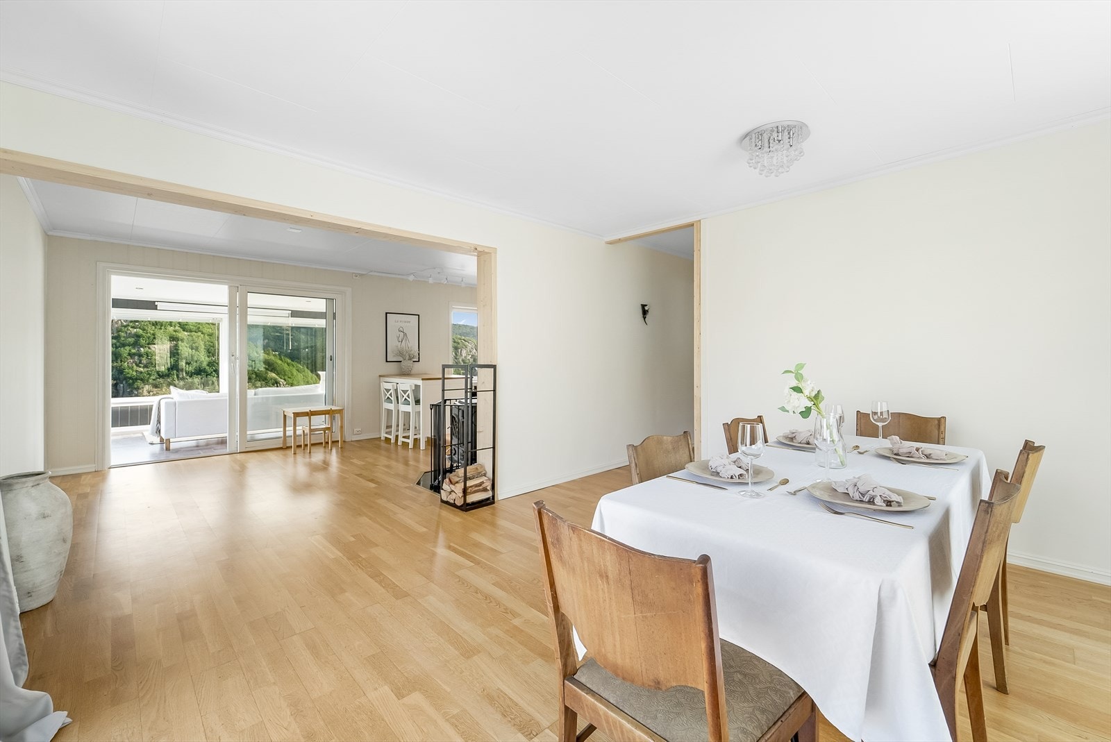 Lys og trivelig stue med utgang til terrasse og vinterhage. Galleribilde