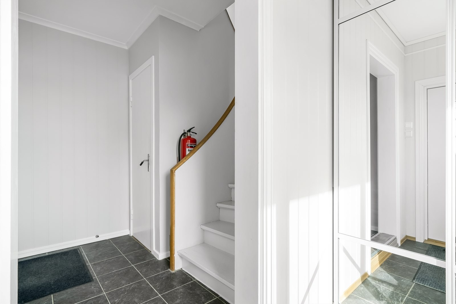 Felles gang for 1. og 2. etasje. Trapp opp til 2. etasje. Galleribilde