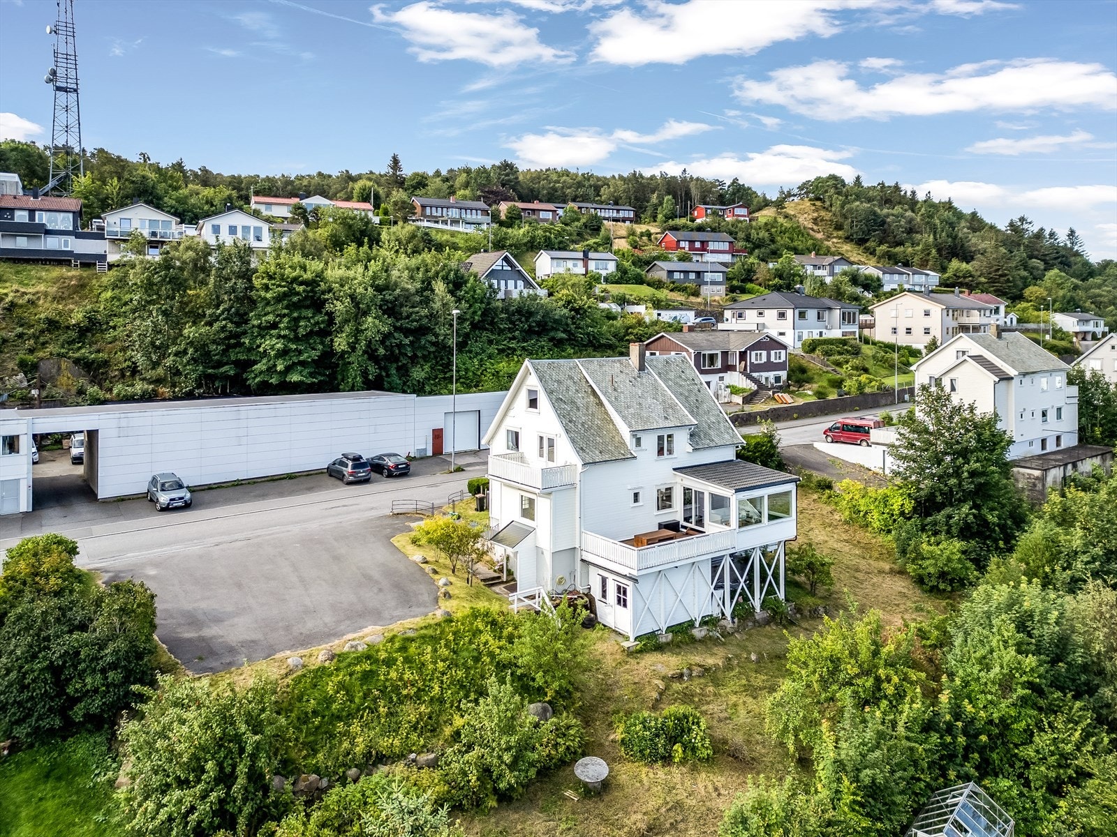 Stor tomt med mye boltreplass, samt parkeringsområde. Galleribilde