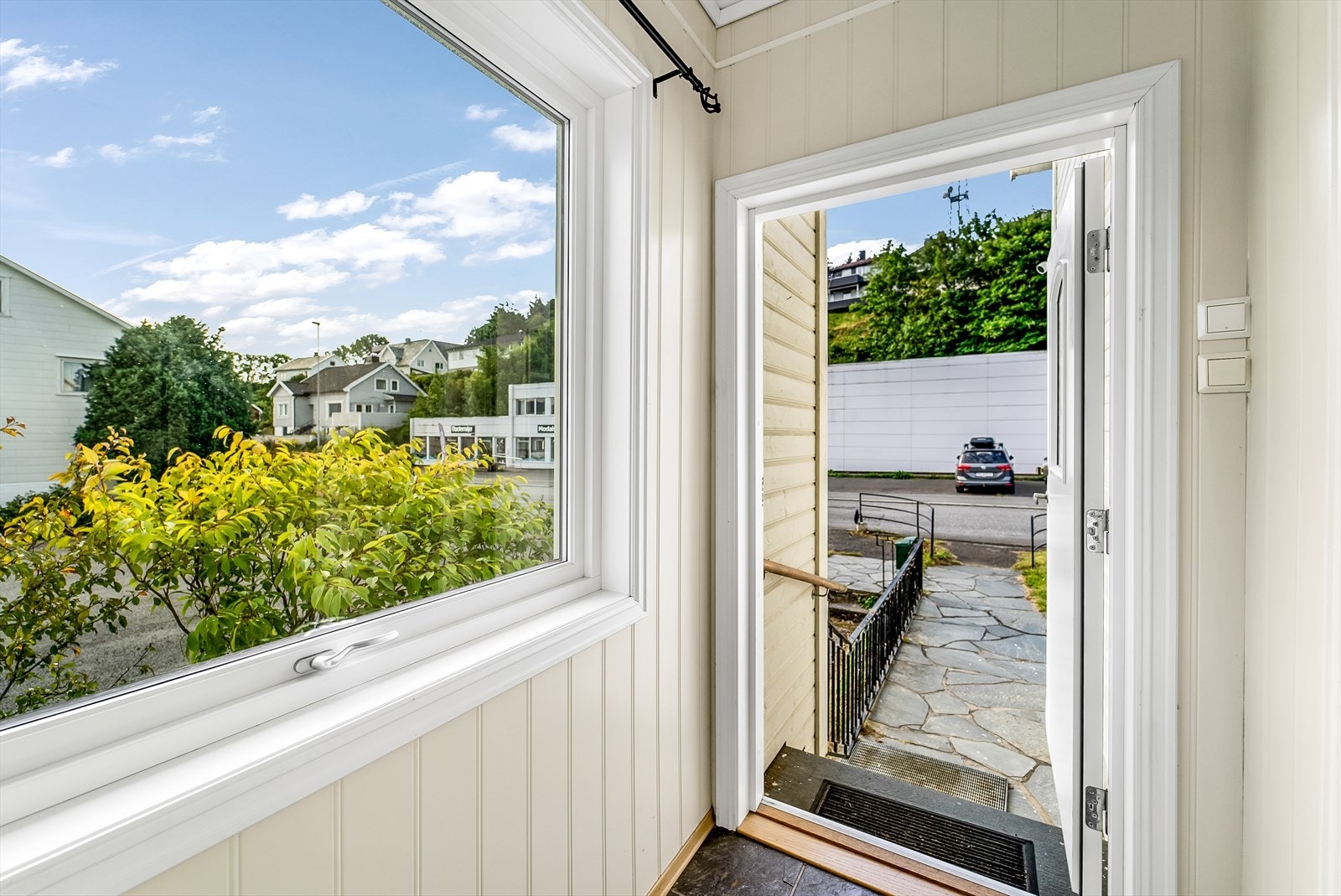 Felles inngangsparti til 1. og 2. etasje. Galleribilde