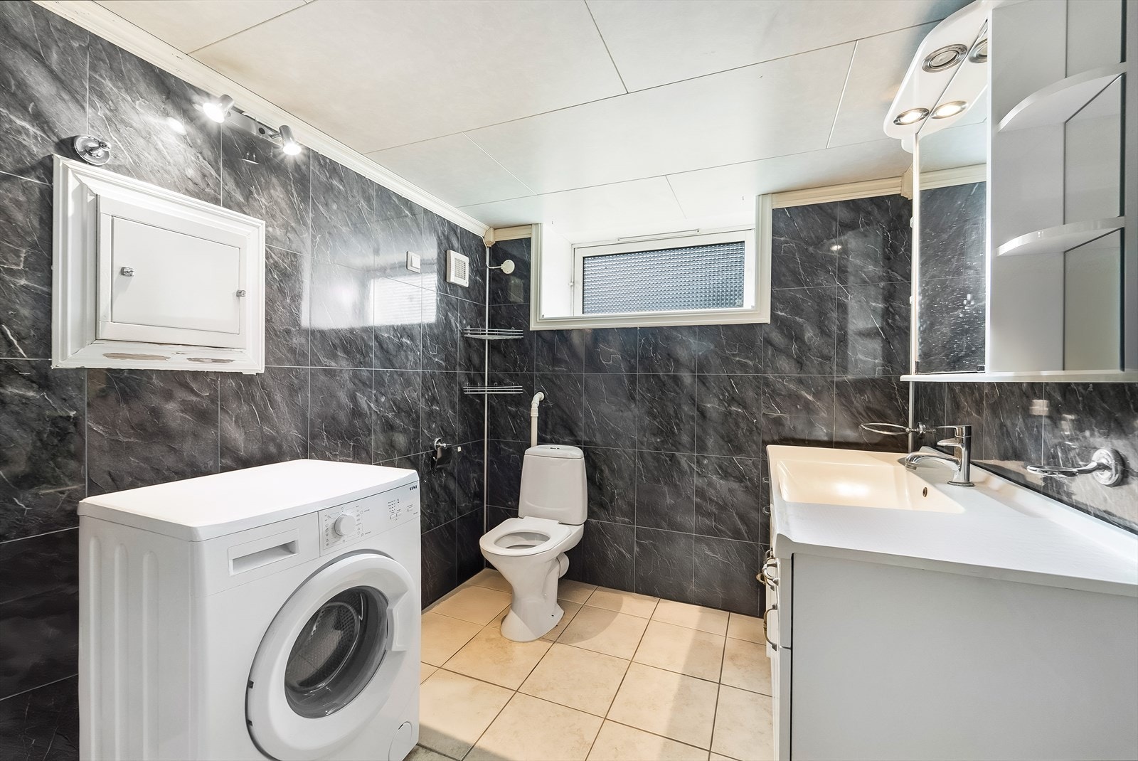 KjellerstueRom i kjelleretasjen er innredet og ikke søkt bruksendret til rom for varig opphold. Galleribilde