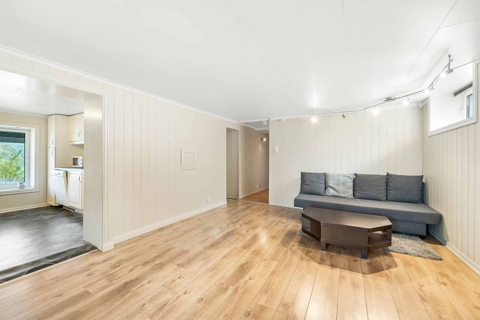 Rom i kjelleretasjen er innredet og ikke søkt bruksendret til rom for varig opphold. Galleribilde