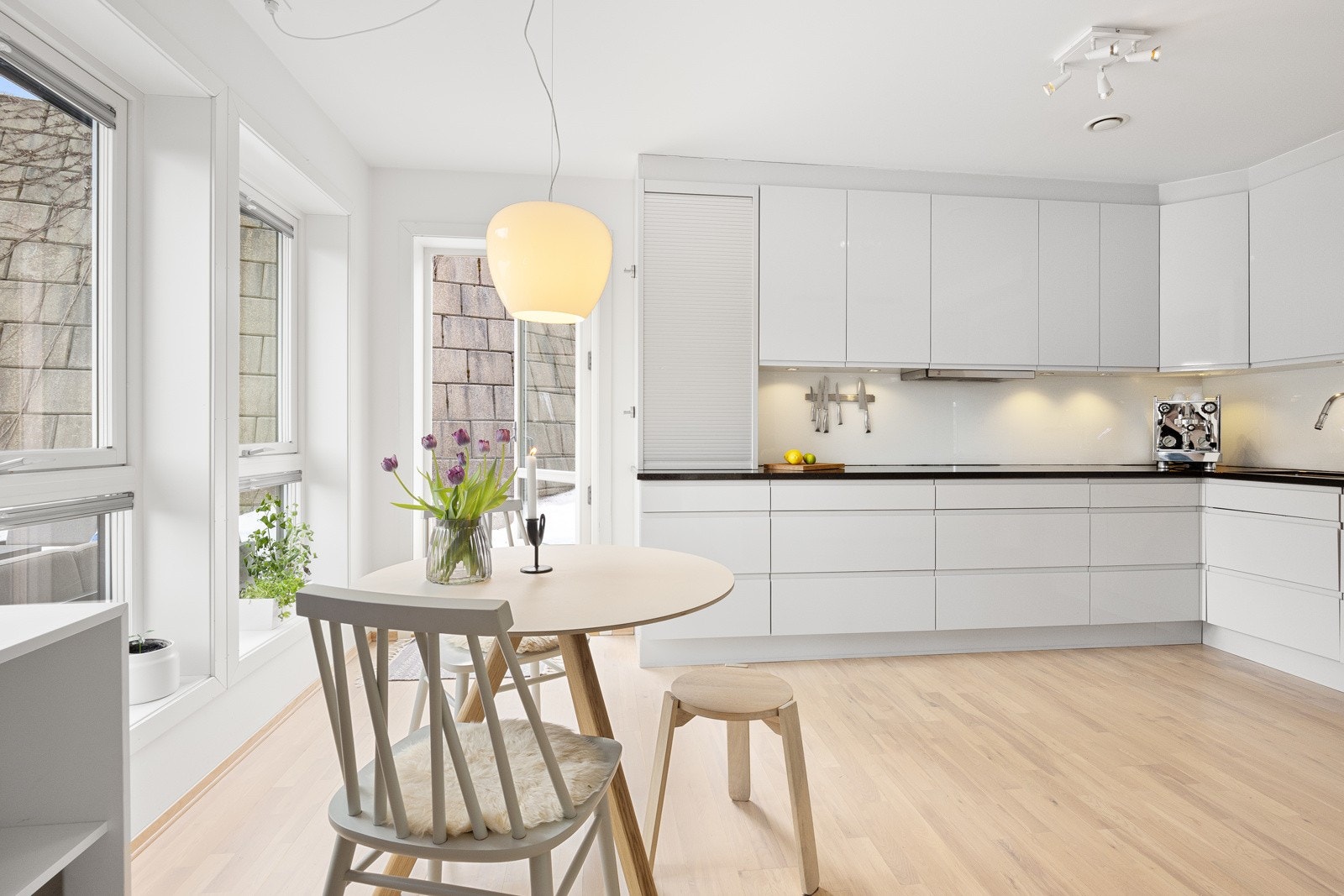 Gode vindusflater gjør sonen ekstra luftig og det er utgang til sydsiden av terrassen. Galleribilde