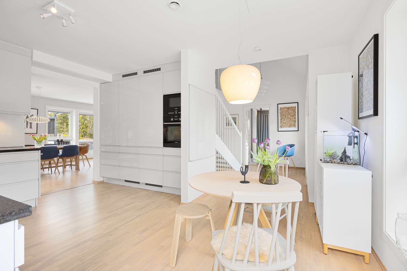 Kjøkkenet ligger åpent mot trapperommet, hvor det er utgang til en luftebalkong på ca. 3 kvm. Galleribilde