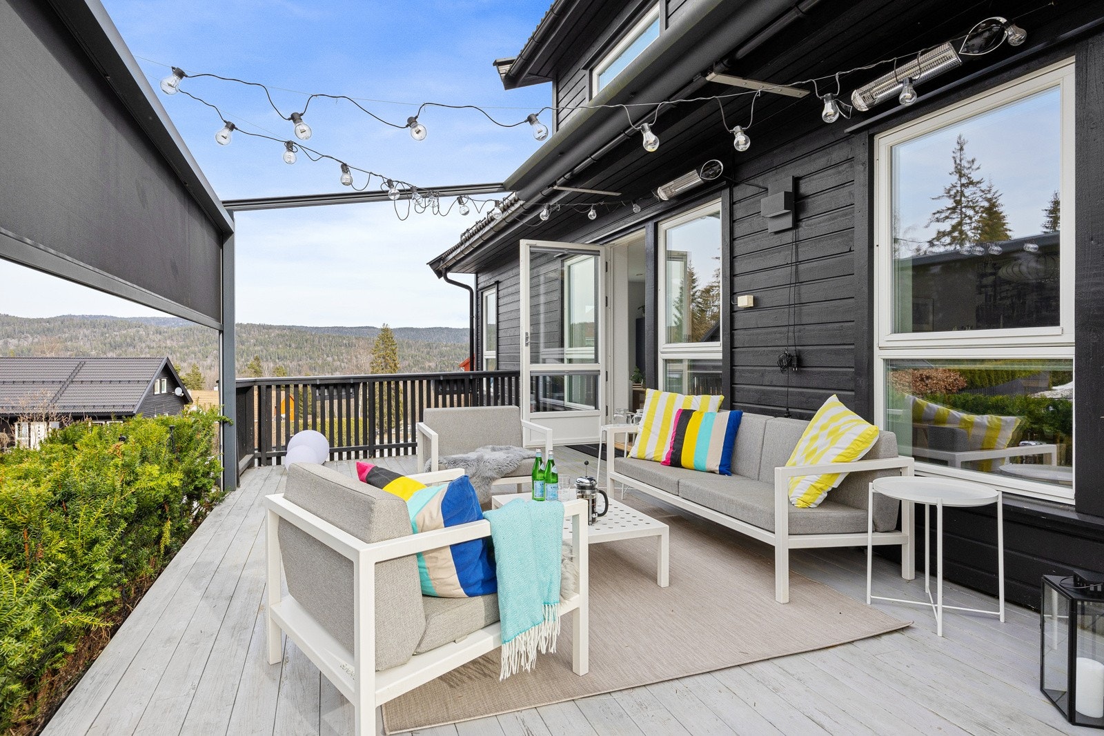 Velkommen til stor, innholdsrik enebolig over tre plan i et barnevennlig nabolag rett ved Lommedalen barneskole og marka. Boligen har integrert garasje og det er god plass til biler på asfaltert gårdsplass. Galleribilde