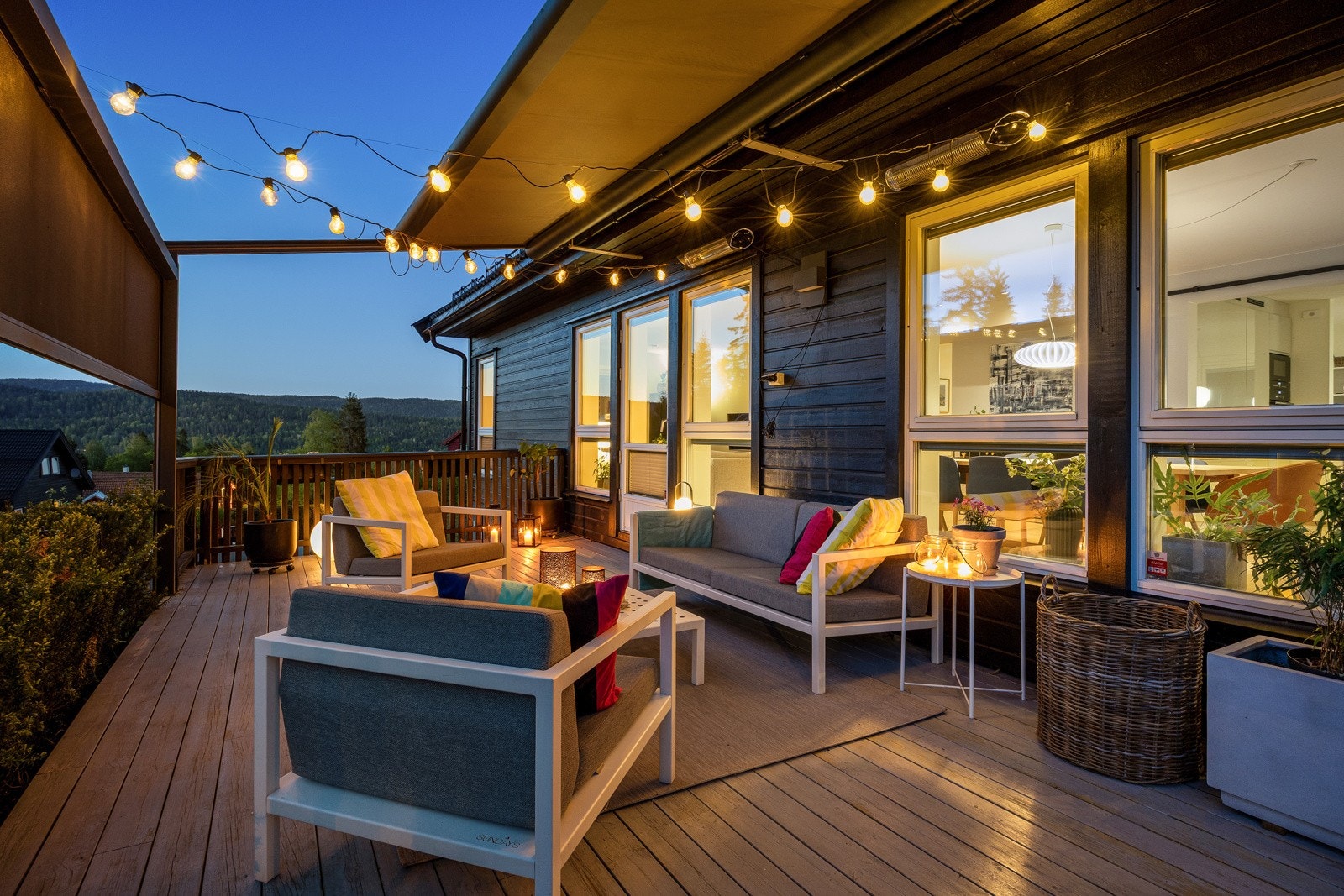 Første etasje omkranses av en flott terrasse på ca. 127 kvm med nyere pergolamarkise og terrassevarmer fra 2021. Galleribilde