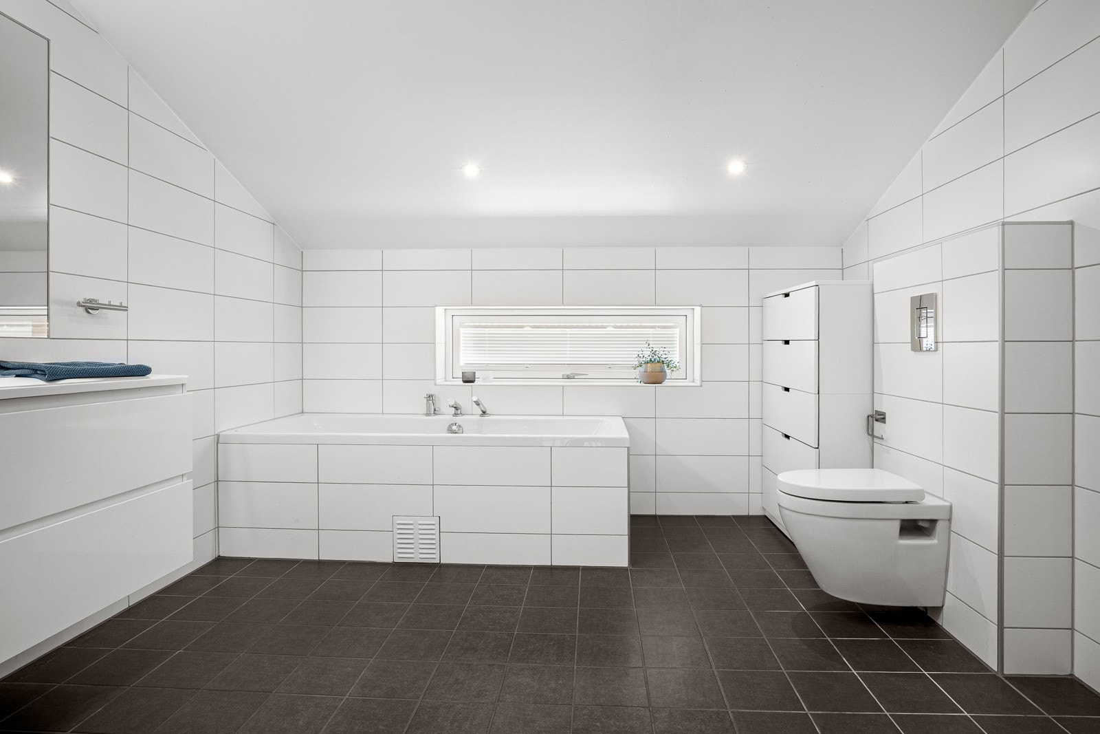 Badet i andre etasje har innfliset badekar til glede for store og små. Galleribilde