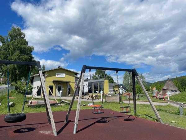 Populære Reddiken Kanvas-barnehage ligger landlig til bare kort gange fra boligen. Det særegne barnehagebygget har spennende og fargerike løsninger, og gir varierte lek- og læringsmuligheter. Galleribilde