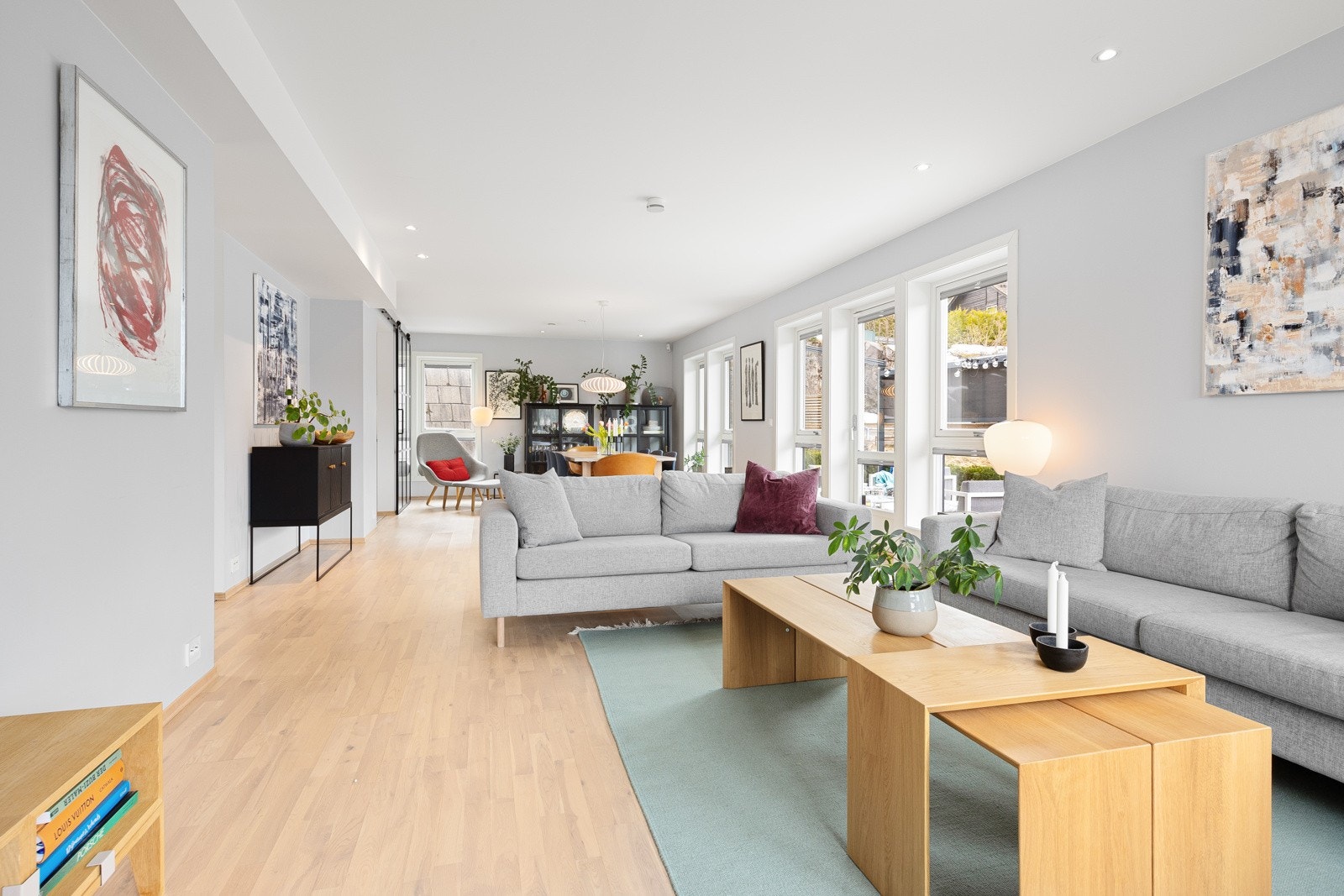 Stuen har pent parkettgulv, glatte overflater og listefri himling. Galleribilde