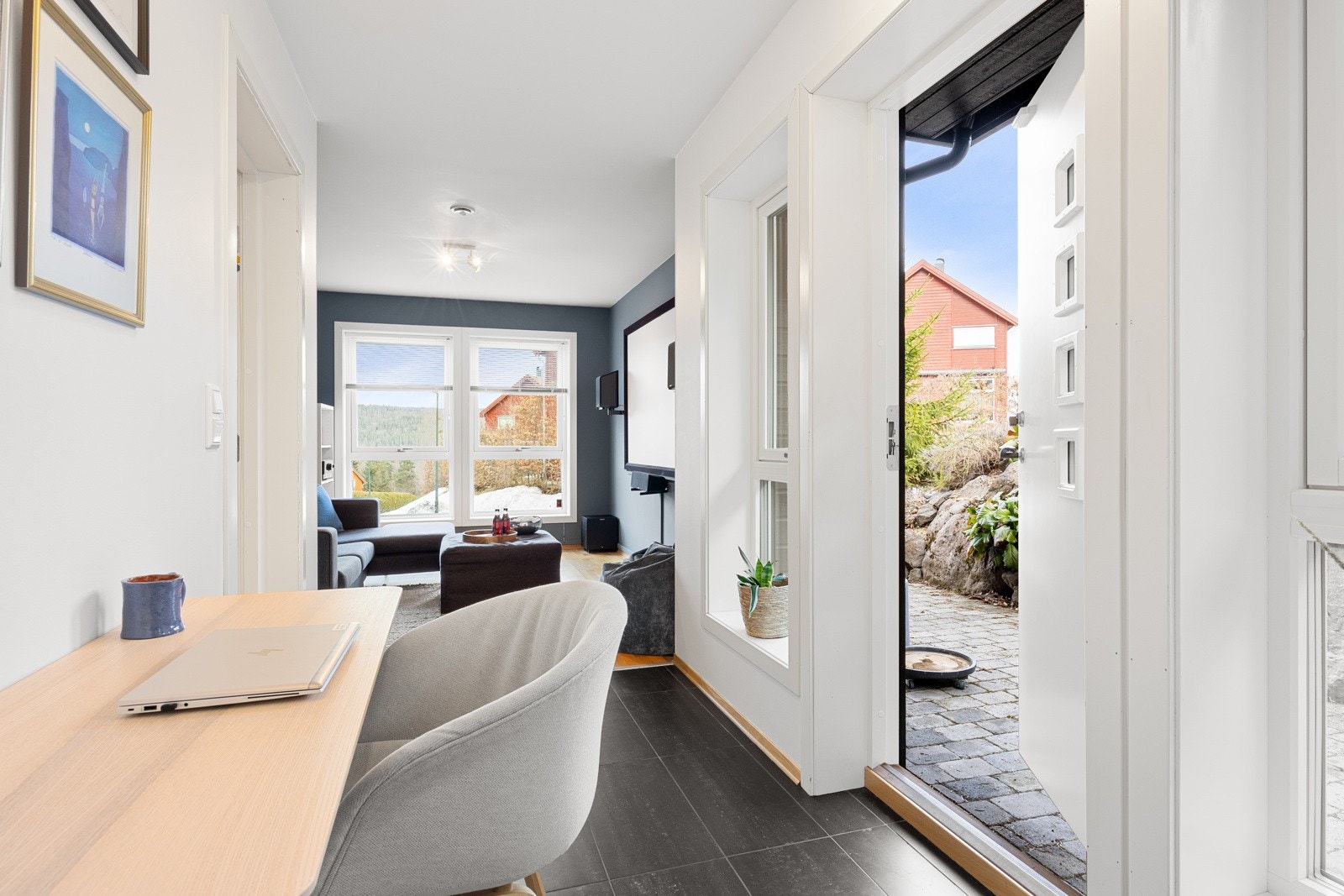 I underetasjen er det mulig å etablere en hybel med egen inngang, ved å montere kjøkken i stuen. Galleribilde