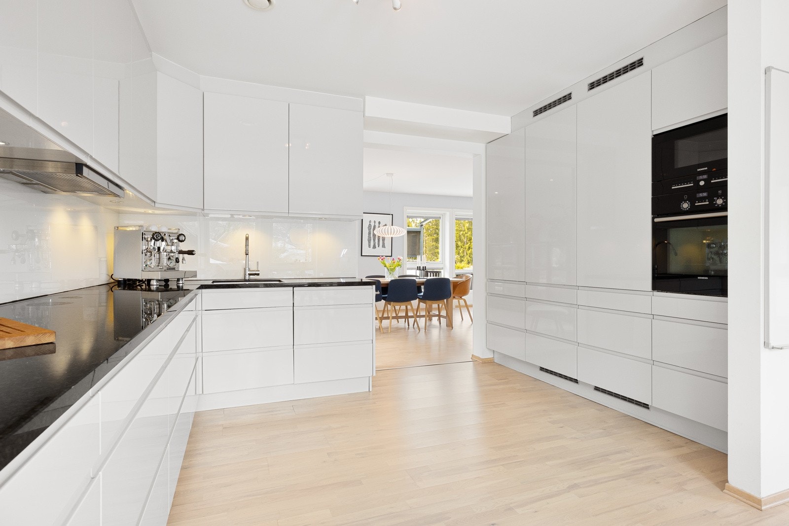 Kjøkkenet byr på takhøye skap, integrerte hvitevarer, god arbeidsflyt og rikelig skapplass. Galleribilde