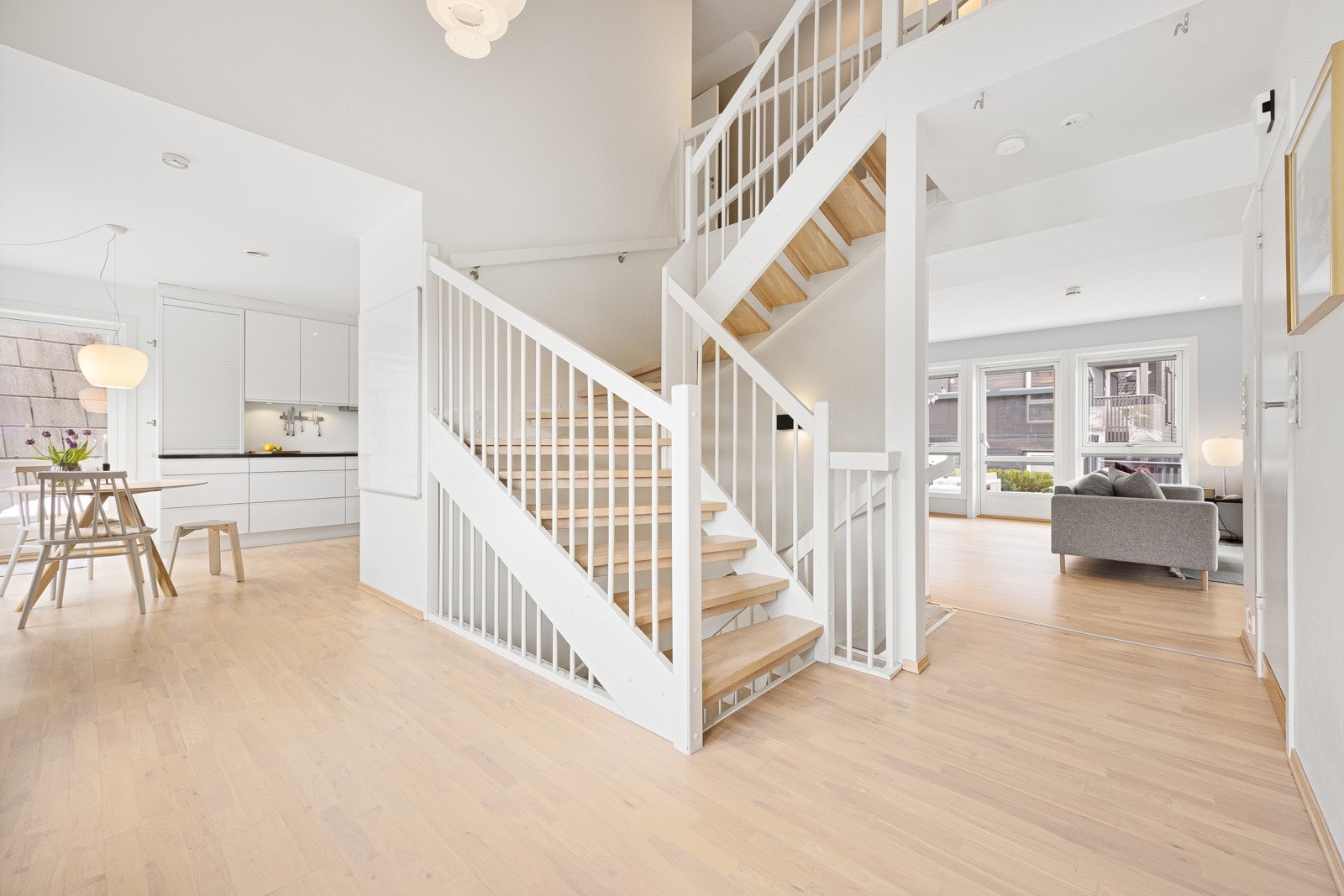 Trappen opp til andre etasje har åpne trinn og hvite spiler som understreker den luftige følelsen i etasjen. Galleribilde