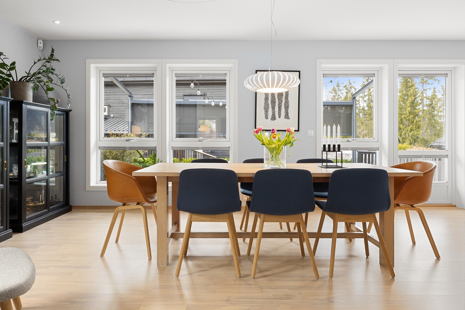 Det flotte arealet lar seg enkelt møblere med full spisestue og en romslig tv-lounge. Galleribilde