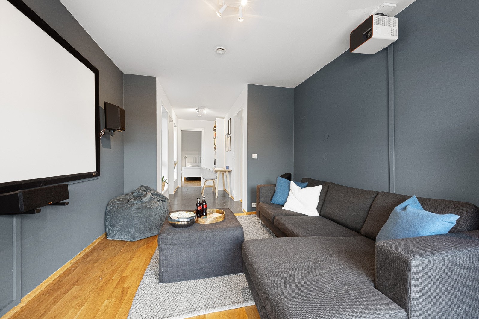 Stuen har god plass til hjemmekino og det ligger rør i vegg som gjør det enkelt å etablere hybelkjøkken. Galleribilde